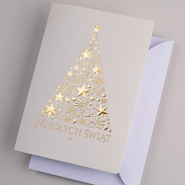 Biała kartka świąteczna ze złotą choinką ułożona na białej kopercie