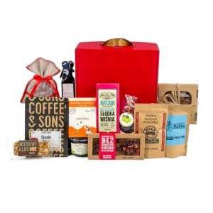 Zestaw upominkowy w czerwonym pudełku z rączką, zawierający polskie produkty: kawę Coffee & Sons, krówkę miodową, miód, konfiturę, ręcznie robioną czekoladę bez cukru, suszoną wołowinę, baton miodowy z daktylami, chipsy z bobu oraz migdały, idealny na prezent biznesowy lub dla bliskich.