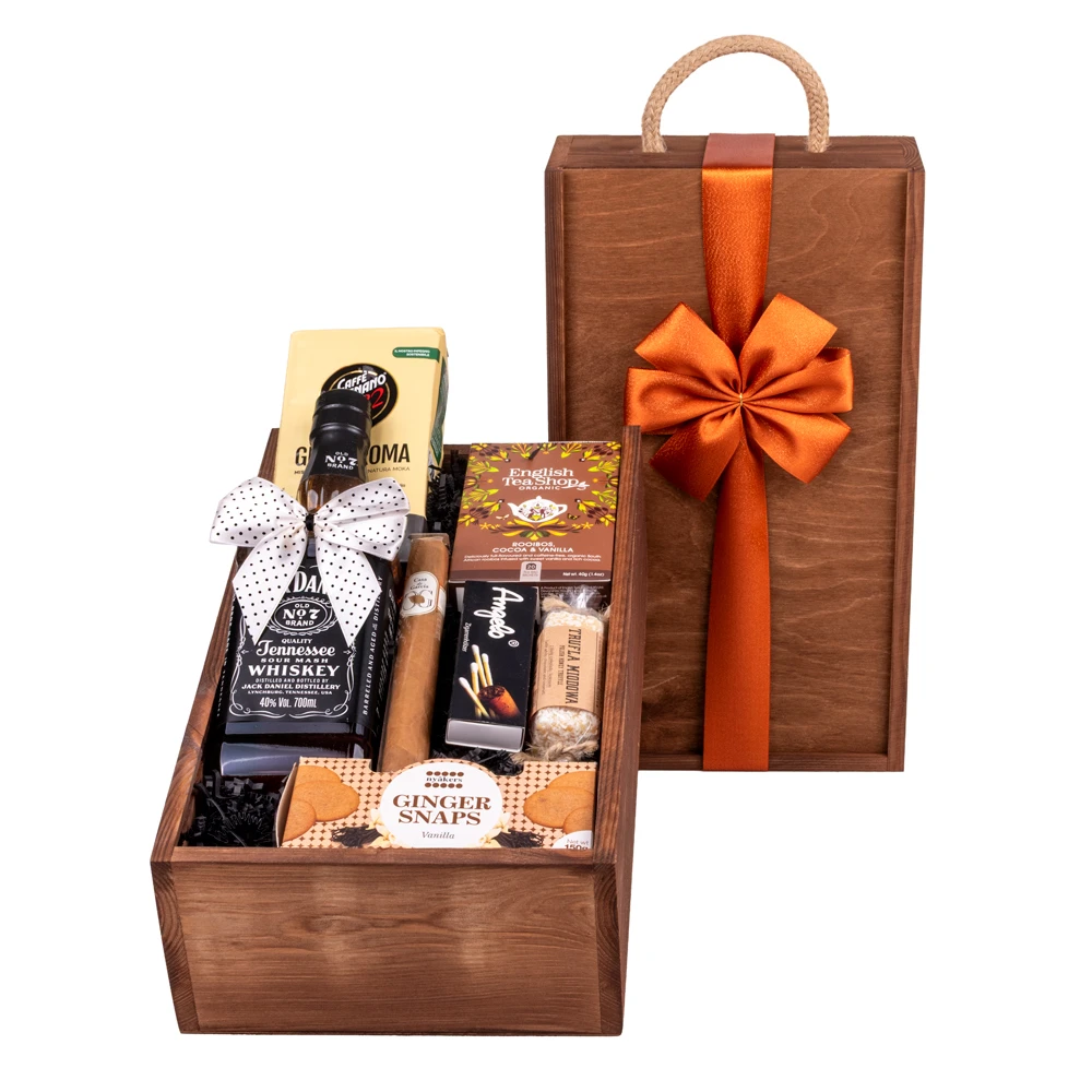 Zestaw prezentowy w eleganckiej drewnianej skrzynce z rączką i kokardą, zawierający butelkę Tennessee Whiskey, kawę, herbatę, cygaro, ciasteczka, truflę i zapałki.