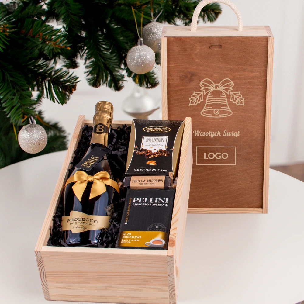 Upominek świąteczny dla firm w drewnianej skrzynce z grawerem logo, wypełniony aromatyczną kawą, Prosecco – świetny kosz świąteczny dla pracowników, idealny upominek świąteczny Warszawa, zestaw prezentowy dla klientów biznesowych.