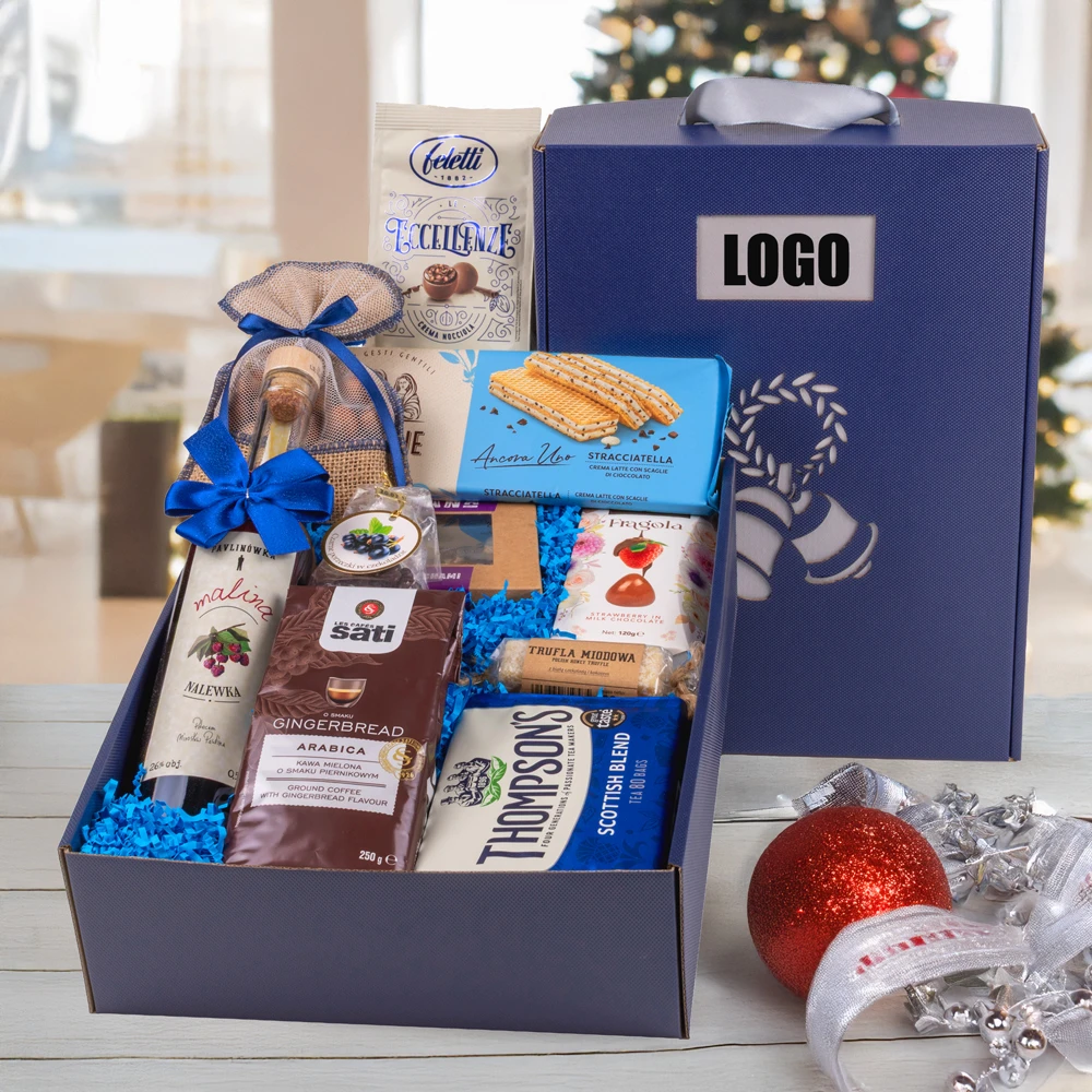 Elegancki, granatowy kosz świąteczny z logo firmy, wypełniony delikatesami: nalewką malinową, kawą smakową, herbatą Thompson's, truflami, czekoladą i włoskimi słodkościami. Idealny prezent firmowy na Boże Narodzenie z personalizacją.