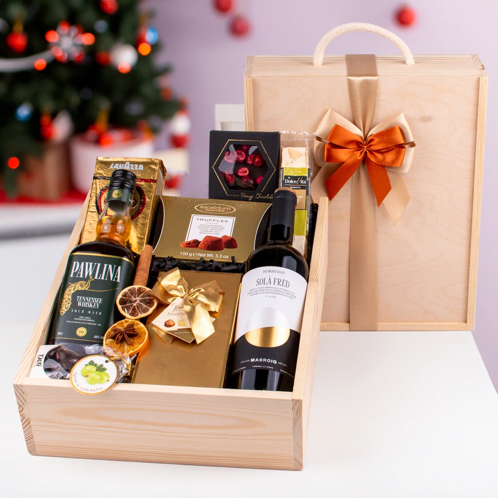 Zestaw upominkowy bożonarodzeniowy Warszawa, elegancki kosz świąteczny dla firm z logo — w drewnianym pudełku z rączką, wypełniony kawą, herbatą, świątecznymi słodyczami i ciasteczkami, idealny prezent firmowy na Boże Narodzenie z możliwością personalizacji logo.