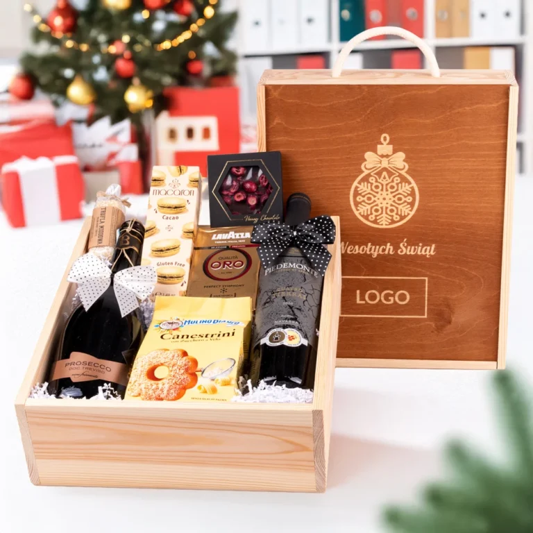 Kosz świąteczny dla pracowników w brązowo-białej skrzynce z delikatnym złotem, zawierający włoskie prosecco, czerwone wino z Hiszpanii, aromatyczną kawę i wyselekcjonowane delikatesy, ozdobiony ręcznie robioną kokardą i możliwością graweru logo