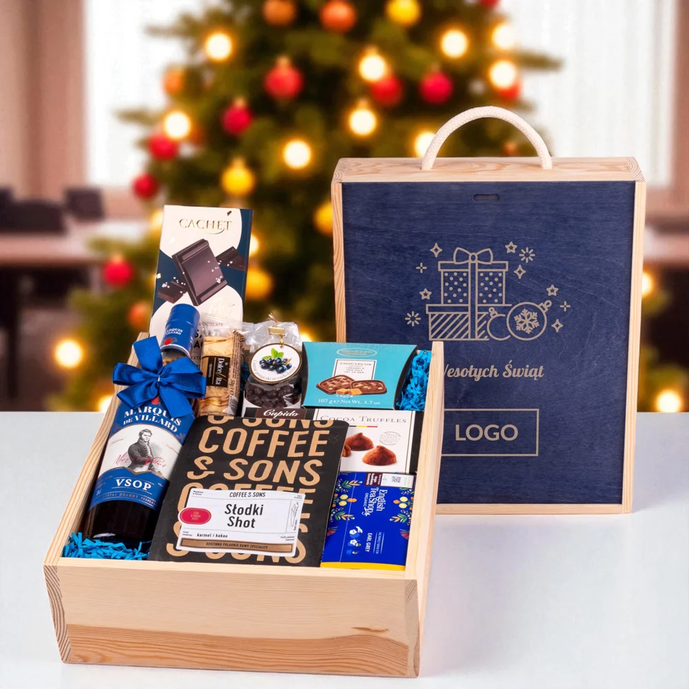 Ekskluzywny upominek świąteczny dla kontrahentów — elegancki zestaw prezentowy w drewnianej skrzynce z wyeksponowanym miejscem na grawerowane logo firmy, zawierający wysokiej jakości produkty: alkohole, czekolady, kawę i praliny, idealny na prezent biznesowy z okazji Bożego Narodzenia.