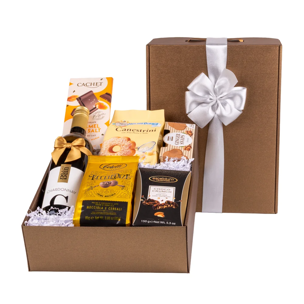 Elegancki prezent imieninowy w złotym opakowaniu z białą kokardą. Zestaw zawiera białe wino, korzenne ciasteczka, włoskie wypieki Mulino Bianco, czekoladki Feletti, belgijskie trufle i czekoladki. Idealny upominek dla niej i dla niego z możliwością personalizacji.
