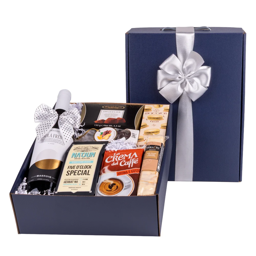 Elegancki prezent urodzinowy w granatowej skrzynce ze srebrną kokardą. Zestaw zawiera czerwone wino, kawę Pellini, herbatę ze Sri Lanki, belgijskie trufle i nugat, polskie owoce w czekoladzie oraz włoskie macarons. Idealny upominek dla niej i dla niego z możliwością personalizacji.