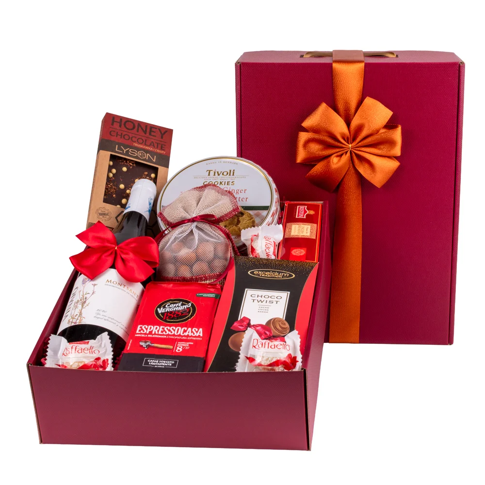 Elegancki kosz upominkowy z logo w burgundowym opakowaniu z pomarańczową kokardą. Zestaw zawiera wino, kawę Vergnano, ciasteczka Tivoli, praliny Raffaello, czekoladę miodową oraz orzechy w worku. Idealny prezent na podziękowanie dla firm z możliwością graweru.