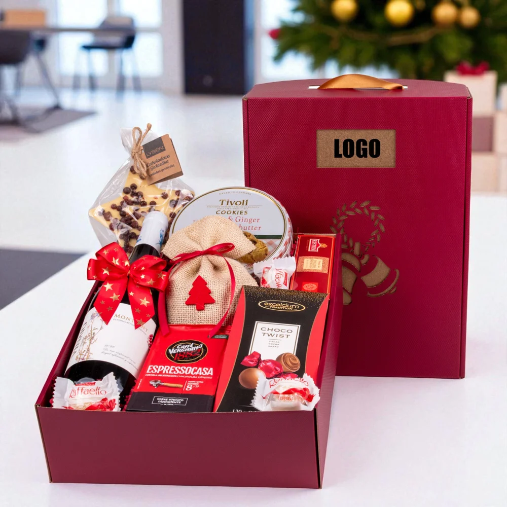 Elegancki świąteczny kosz upominkowy z logo w czerwonym opakowaniu. Zestaw zawiera wino musujące, kawę, herbatę, duńskie ciasteczka, czekoladę miodową, orzechy laskowe. Idealny prezent pod choinkę dla pracowników i klientów z możliwością personalizacji.